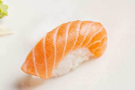 Суши с лососем