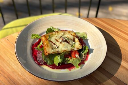 Салат с печёной свеклой и халуми