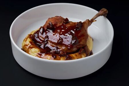 Утиная ножка с пюре айоли и соусом из белых грибов