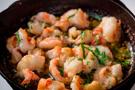 Тигровые креветки с чесноком и петрушкой