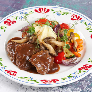 Говяжьи щеки с картофельным пюре и овощами