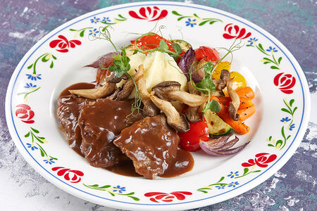 Говяжьи щеки с картофельным пюре и овощами