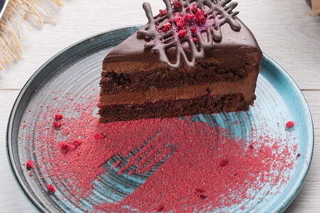 Пирожное Прага на сливках с малиновым джемом