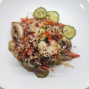 Салат с угрём и креветками