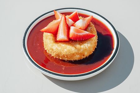 Криспи камамбер, малиновый BBQ, клубника, чили