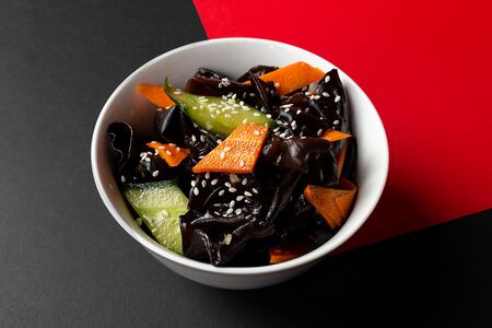 Древесные грибы с овощами