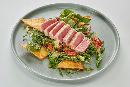 Салат с обжаренным тунцом и сливочным соусом