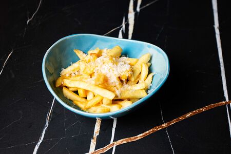 Картофель фри с пармезаном и трюфельным маслом
