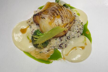 Палтус с ризотто из киноа и брокколи