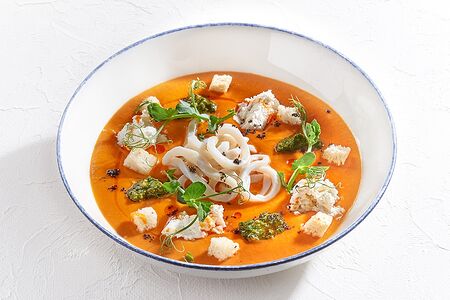Томатный суп с кальмаром, соусом песто и рикоттой