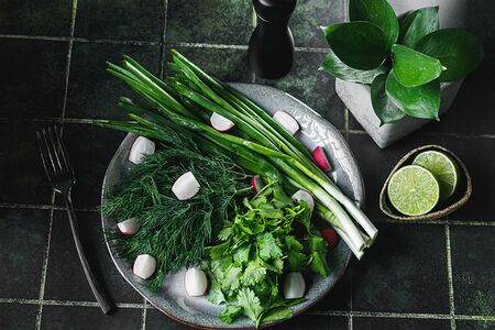 Ассорти из свежей зелени и редиса