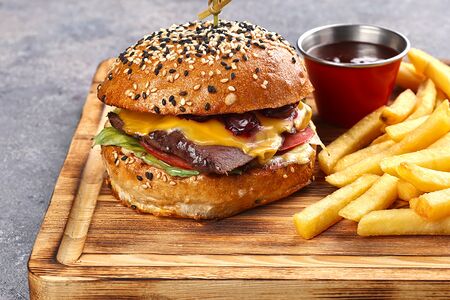 Бургер с олениной гриль и морошковым майонезом