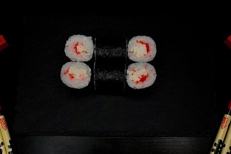 Классический ролл со снежным крабом острый