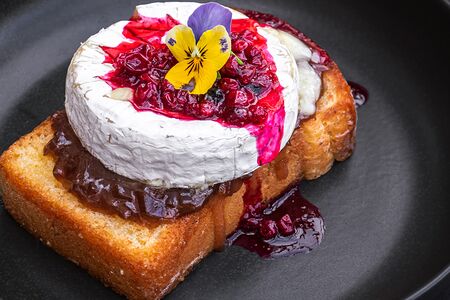 Запеченный камамбер с бриошь