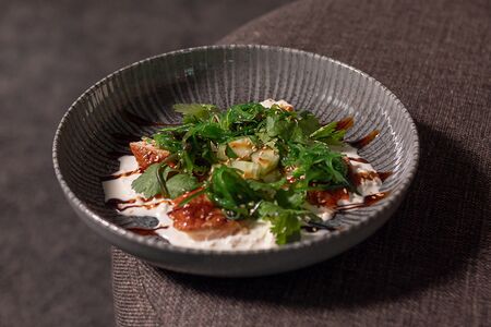 Салат с угрем и сыром страчателла