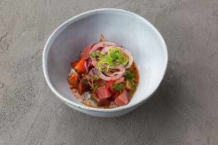 Севиче из тунца с томатами и карамелизованным луком