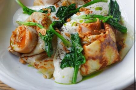 Блинчики с цыплёнком, шпинатом и муссом из белых грибов