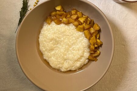 Рисовая каша с карамелизированными яблоками