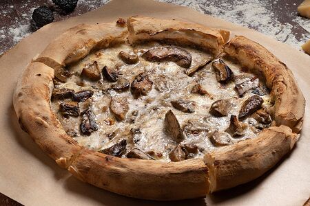 Пицца Неаполитанская с белыми грибами и трюфельной пастой