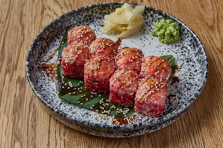 Запеченный ролл с лососем и креветкой