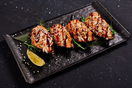 Запеченные мидии в соусе спайси