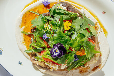 Печёный баклажан, соус тахини, томаты