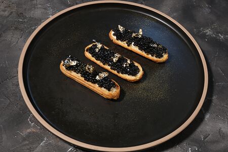 Сет мини-эклеров с черной икрой