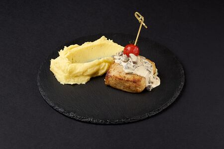 Котлета из индейки с соусом из грибов и картофельным пюре с копченым сулугуни