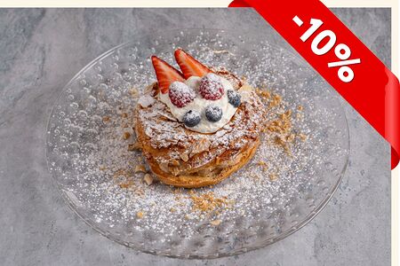 Бенье с ореховым кремом и свежими ягодами