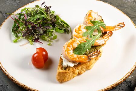 Брускетта с креветками и авокадо