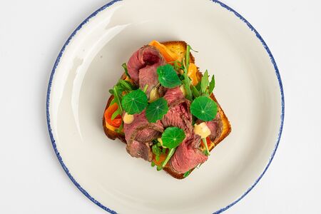 Бриошь с ростбифом