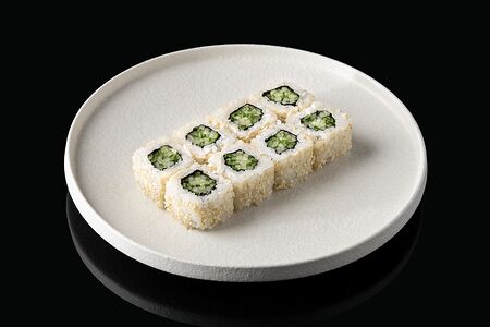 Маки ролл с огурцом в кунжуте