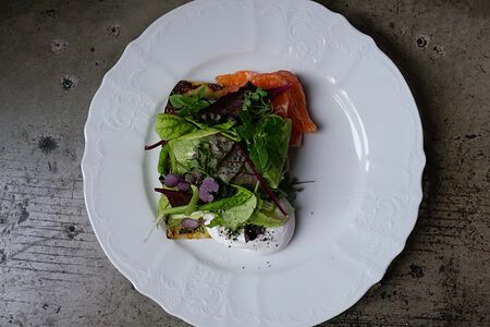 Стейк из кабачка, лосось гравлакс, яйцо пашот