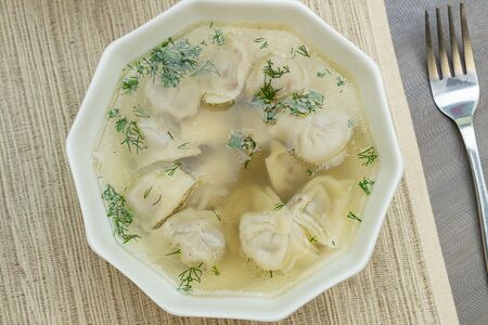 Пельмени с бульоном