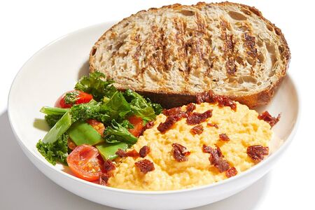 Скрэмбл из фермерских яиц с кейлом