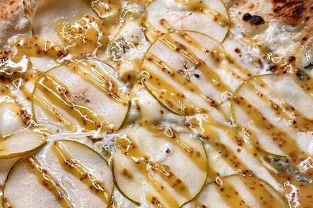 Пицца Горгонзола и груша