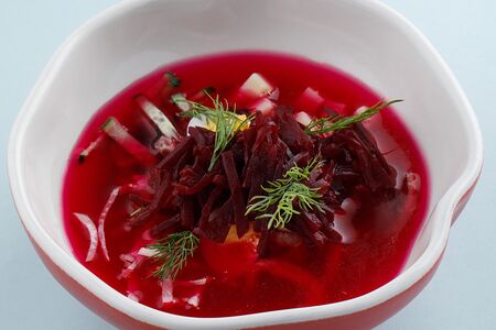 Холодный борщ с телятиной