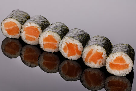 Ролл с лососем