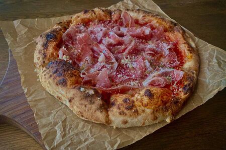 Пицца с коппой, пармезаном и моцареллой