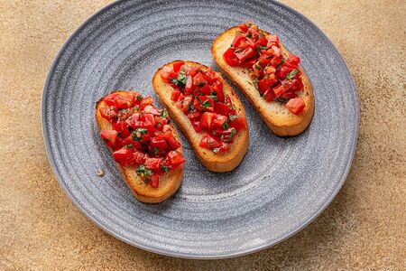 Брускетта с помидорами