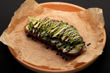 Брускетта с авокадо