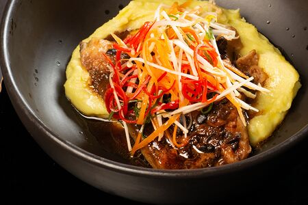 Палтус с васаби-пюре в соусе черные бобы