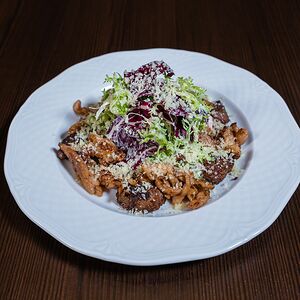 Теплый салат с куриным мясом и печенью