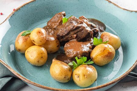 Говяжьи щечки в красном вине