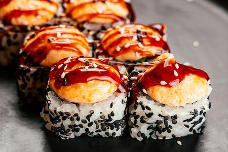 Запеченный ролл с лососем