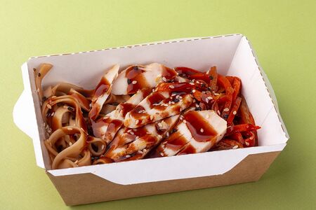 Лапша с курицей и соусом терияки