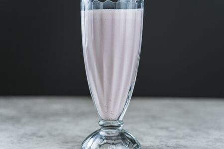 Клубничный молочный коктейль