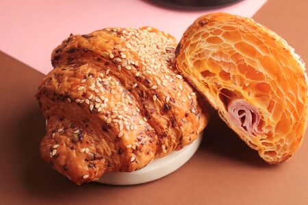 Круассан сырный с ветчиной