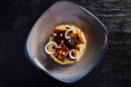 Говяжья грудинка с картофельным пюре