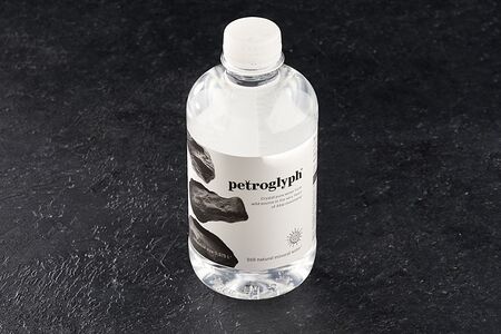 Природная вода Petroglyph без газа
